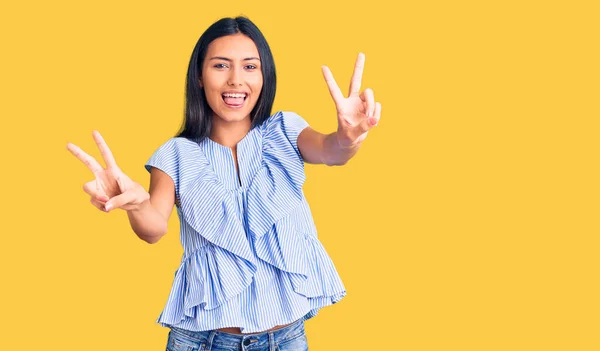 Menina Latina Bonita Nova Vestindo Roupas Casuais Sorrindo Com Língua — Fotografia de Stock