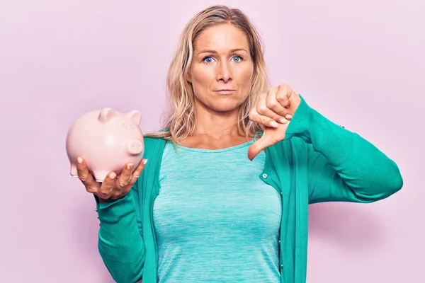 Medelålders Kaukasisk Blond Kvinna Håller Spargris Bank Med Argt Ansikte — Stockfoto