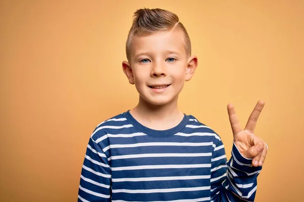 Mladý Běloch Modrýma Očima Oblečený Námořnické Pruhované Košile Žlutém Pozadí — Stock fotografie