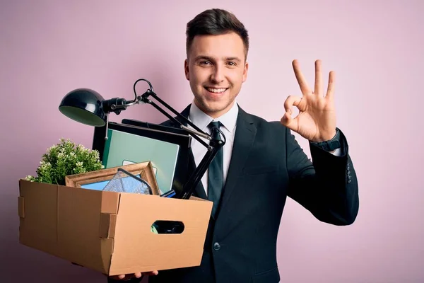 Jonge Knappe Blanke Zakenman Met Kartonnen Doos Werkloosheid Ontslagen Van — Stockfoto