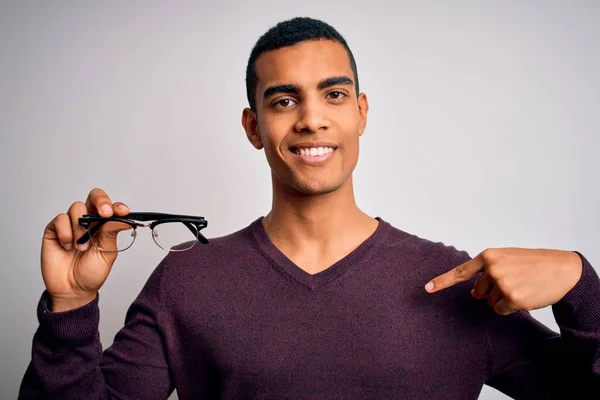 Junge Gutaussehende Afrikanisch Amerikanische Optische Mann Mit Brille Über Isolierten — Stockfoto