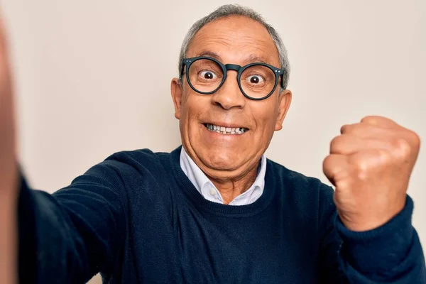 Senior Guapo Hombre Pelo Gris Con Suéter Gafas Haciendo Selfie —  Fotos de Stock