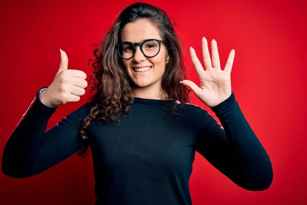 Jeune Belle Femme Aux Cheveux Bouclés Portant Pull Des Lunettes — Photo