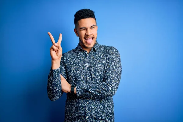 Homem Bonito Jovem Vestindo Camisa Casual Sobre Fundo Azul Isolado — Fotografia de Stock