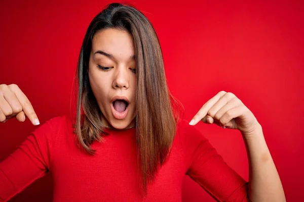 Junge Schöne Brünette Mädchen Trägt Lässiges Shirt Über Isoliertem Rotem — Stockfoto