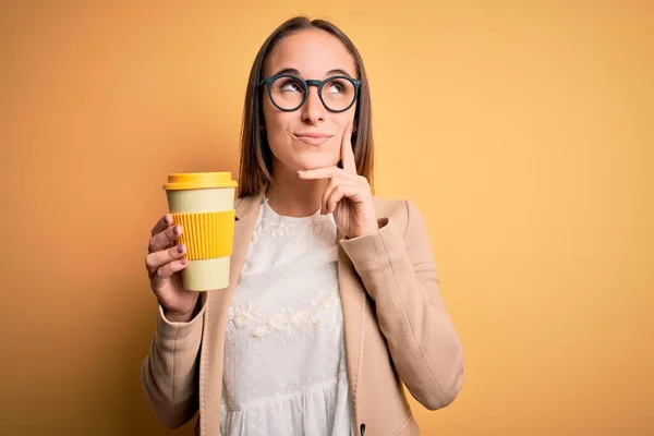 Genç Güzel Bir Kadını Sarı Arka Planda Bir Fincan Kahve — Stok fotoğraf