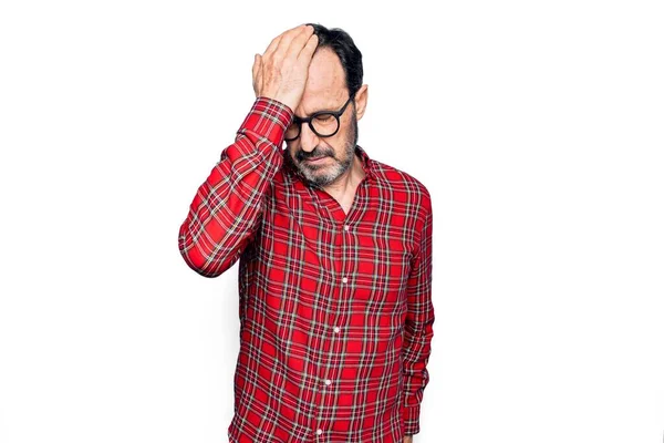 Medelålders Stilig Man Bär Casual Skjorta Och Glasögon Över Isolerade — Stockfoto