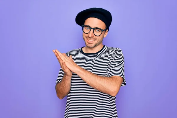 Bonito Homem Com Olhos Azuis Vestindo Camiseta Listrada Boina Francesa — Fotografia de Stock