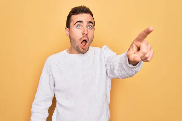 Jovem Homem Bonito Com Olhos Azuis Vestindo Camisola Casual Sobre — Fotografia de Stock