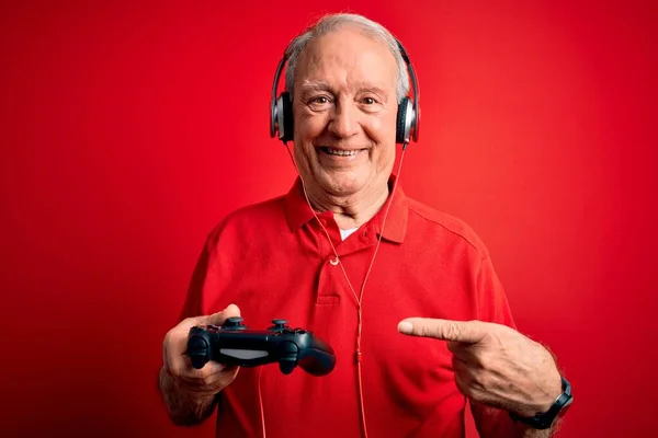Senior Grauhaarige Gamer Mann Spielt Videospiele Mit Gamepad Steuerknüppel Über — Stockfoto