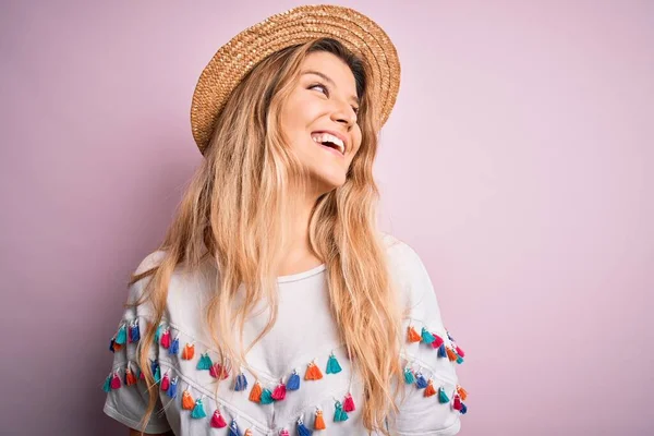 Joven Mujer Rubia Hermosa Con Camiseta Sombrero Sobre Fondo Rosa — Foto de Stock