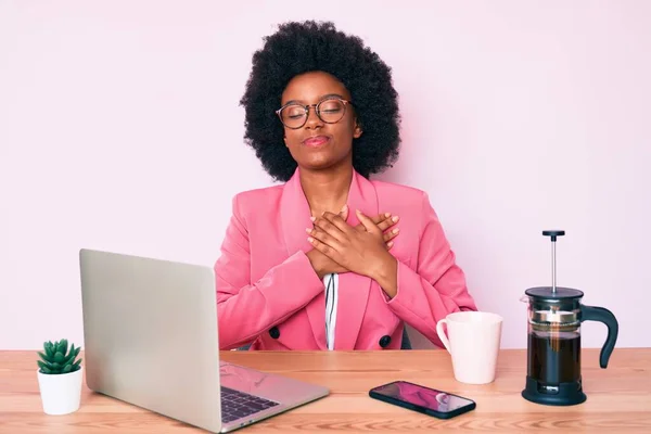 Mujer Afroamericana Joven Que Trabaja Escritorio Usando Computadora Portátil Sonriendo —  Fotos de Stock