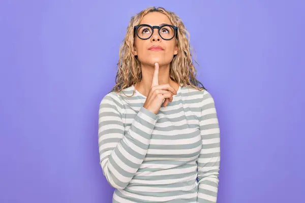 Hermosa Mujer Rubia Vistiendo Casual Rayas Camiseta Gafas Sobre Fondo —  Fotos de Stock