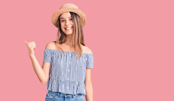 Joven Hermosa Chica Con Sombrero Camiseta Sonriendo Con Cara Feliz — Foto de Stock