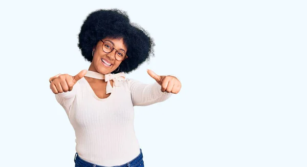 Chica Afroamericana Joven Con Ropa Casual Gafas Aprobando Hacer Gesto —  Fotos de Stock