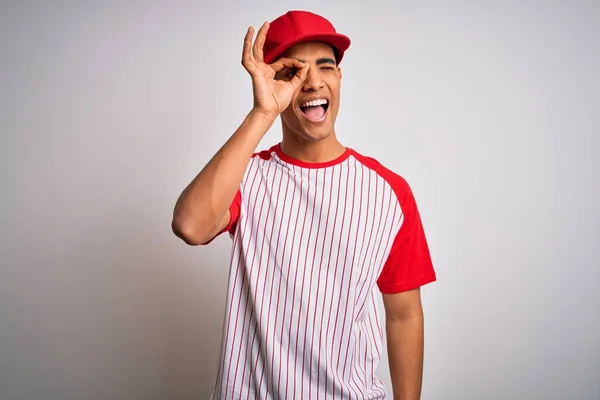 Joven Atleta Afroamericano Guapo Con Camiseta Béisbol Rayas Gorra Haciendo — Foto de Stock