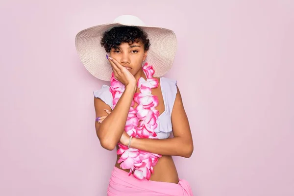 Jovem Bela Turista Afro Americana Vestindo Biquíni Havaianas Flores Lei — Fotografia de Stock