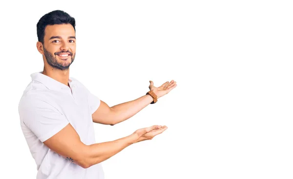 Joven Hombre Hispano Guapo Usando Ropa Casual Invitando Entrar Sonriendo —  Fotos de Stock