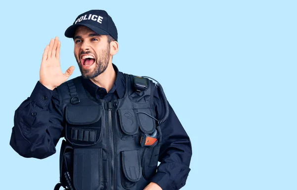 Mladý Pohledný Muž Plnovousem Policejní Uniformě Křičí Křičí Stranu Rukou — Stock fotografie