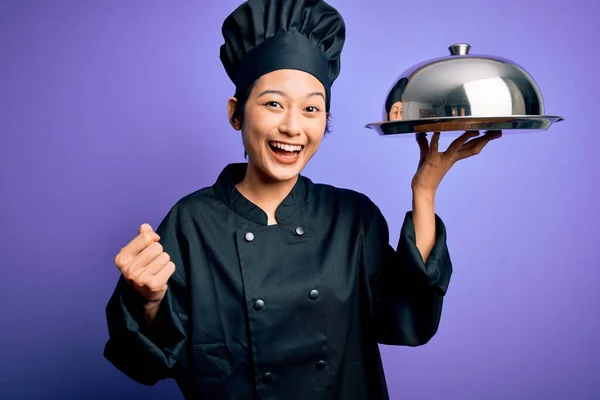 Joven Hermosa Mujer Chef China Con Uniforme Cocina Sombrero Bandeja —  Fotos de Stock