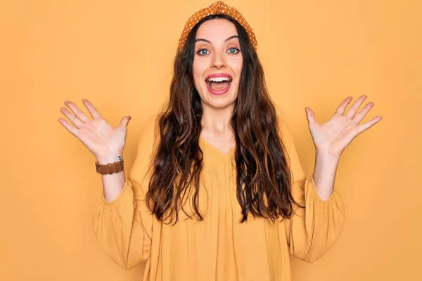 Junge Schöne Frau Lässigem Shirt Und Diadem Die Vor Gelbem — Stockfoto