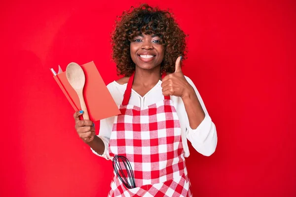 Jeune Femme Afro Américaine Portant Tablier Boulanger Professionnel Lecture Livre — Photo