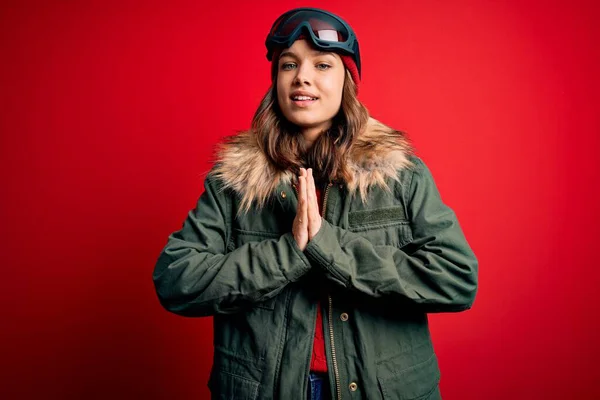 Jovem Loira Vestindo Óculos Esqui Casaco Inverno Para Tempo Esqui — Fotografia de Stock