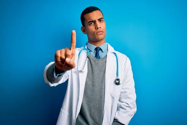 Guapo Afroamericano Doctor Hombre Usando Abrigo Estetoscopio Sobre Fondo Azul — Foto de Stock