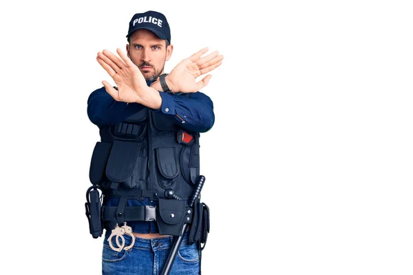 Jonge Knappe Man Draagt Politie Uniform Afwijzing Uitdrukking Kruisen Armen — Stockfoto
