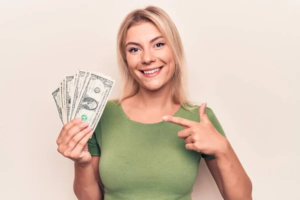 Jovem Bela Mulher Loira Segurando Monte Notas Dólares Sobre Fundo — Fotografia de Stock
