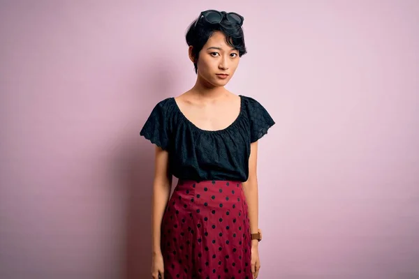 Jovem Bela Menina Asiática Vestindo Vestido Casual Sobre Fundo Rosa — Fotografia de Stock