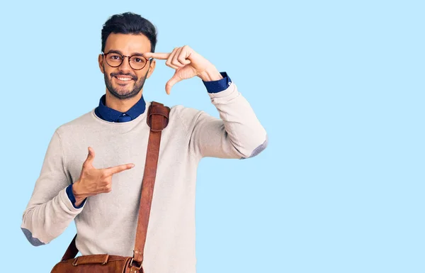 Homem Hispânico Bonito Jovem Vestindo Saco Couro Sorrindo Fazendo Moldura — Fotografia de Stock