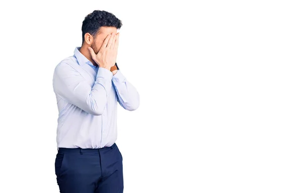 Junger Hispanischer Mann Businesskleidung Mit Traurigem Gesichtsausdruck Der Das Gesicht — Stockfoto