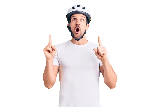 Pemuda Tampan Mengenakan Helm Sepeda Kagum Dan Terkejut Melihat Atas — Stok Foto