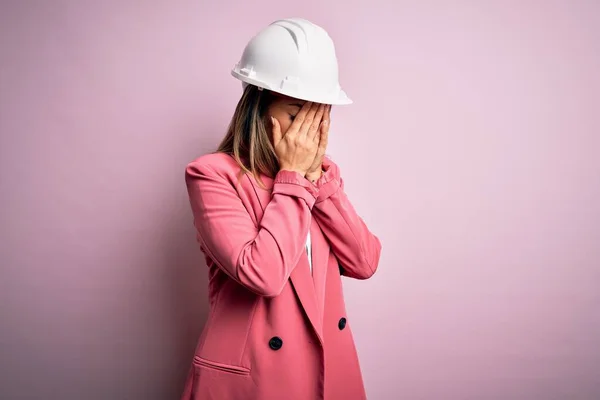 Junge Schöne Brünette Architektin Mit Schutzhelm Auf Rosa Hintergrund Mit — Stockfoto