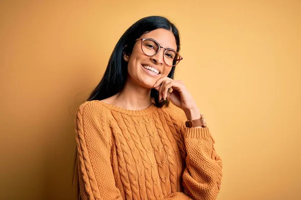 Sarı Arka Plan Üzerinde Gözlük Takan Genç Güzel Spanyol Kadın — Stok fotoğraf