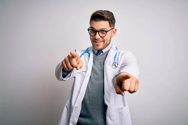 Νεαρός Γιατρός Μπλε Μάτια Που Φοράει Ιατρικό Παλτό Και Στηθοσκόπιο — Φωτογραφία Αρχείου