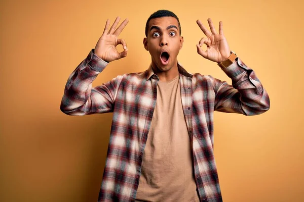 Jovem Homem Afro Americano Bonito Vestindo Camisa Casual Sobre Fundo — Fotografia de Stock