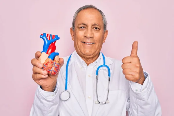 Senior Hoary Doctor Hombre Usando Estetoscopio Celebración Corazón Plástico Sobre —  Fotos de Stock
