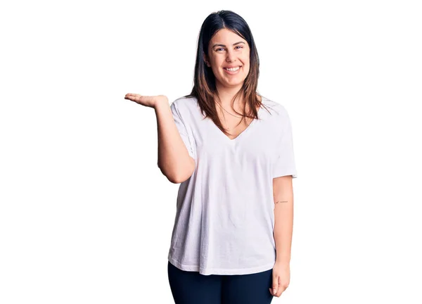 Jovem Bela Mulher Morena Vestindo Camiseta Casual Sorrindo Alegre Apresentando — Fotografia de Stock