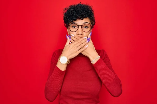 Fiatal Gyönyörű Afro Amerikai Garbó Pulóvert Szemüveget Visel Véletlenül Eltakarta — Stock Fotó