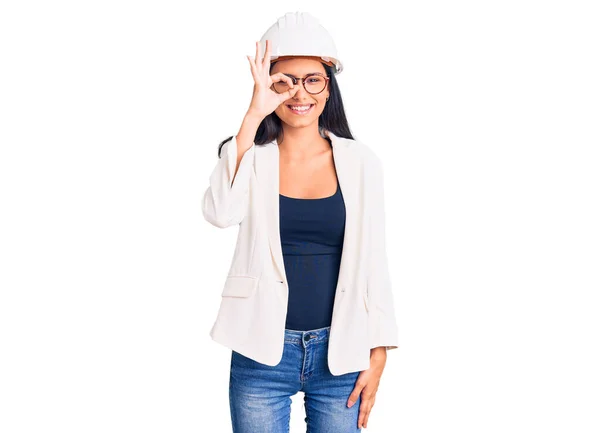 Joven Chica Latina Hermosa Usando Hardhat Arquitecto Gafas Haciendo Buen —  Fotos de Stock