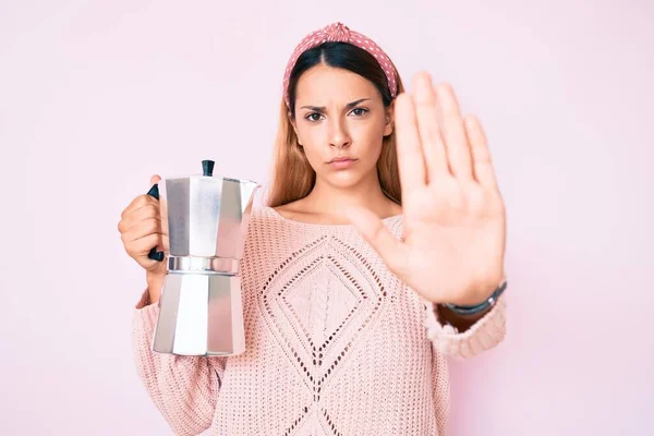 Giovane Donna Bruna Che Tiene Caffettiera Italiana Con Mano Aperta — Foto Stock