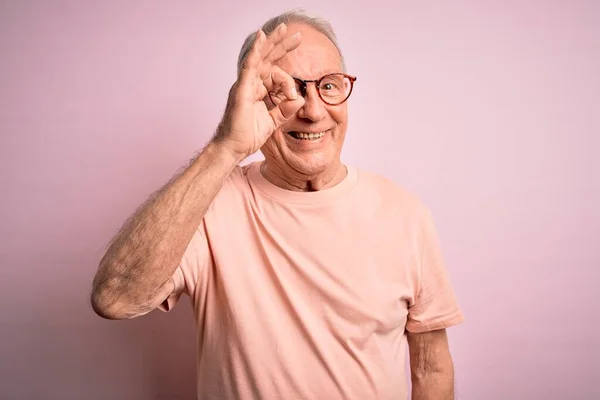 Homem Idoso Cabelos Grisalhos Usando Óculos Sobre Fundo Isolado Rosa — Fotografia de Stock