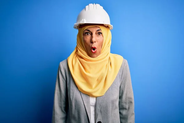 Middelbare Leeftijd Brunette Architect Vrouw Dragen Moslim Traditionele Hijab Veiligheid — Stockfoto