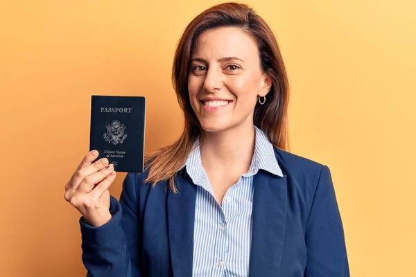 Jovem Mulher Bonita Segurando Passaporte Dos Estados Unidos Olhando Positivo — Fotografia de Stock