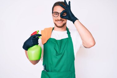 Önlük takan yakışıklı adam gülümsüyor. Mutluluktan gülümsüyor. Elleri gözlerinde, parmaklarından bakıyor. 