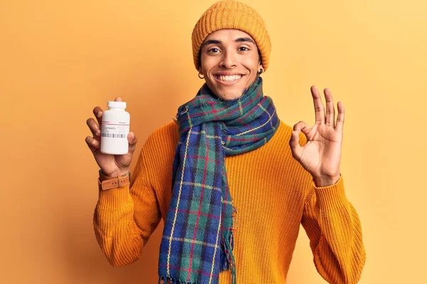 Молодий Афроамериканський Чоловік Зимовому Одязі Тримає Таблетки Роблячи Знак Пальцями — стокове фото