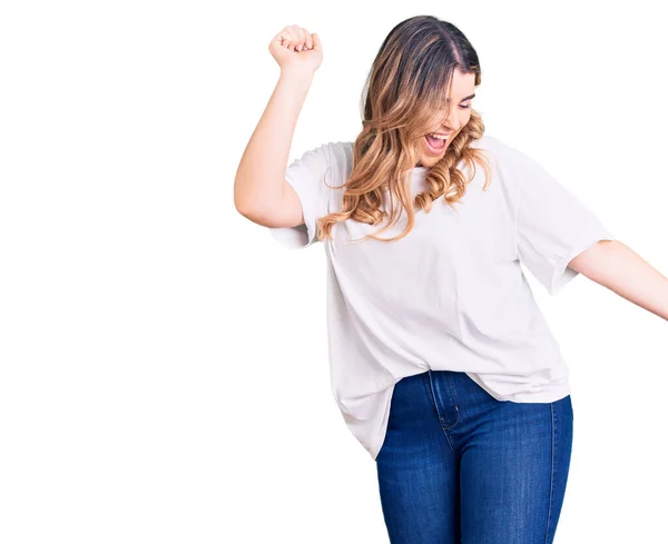 Jovem Caucasiana Vestindo Roupas Casuais Dançando Feliz Alegre Sorrindo Comovente — Fotografia de Stock