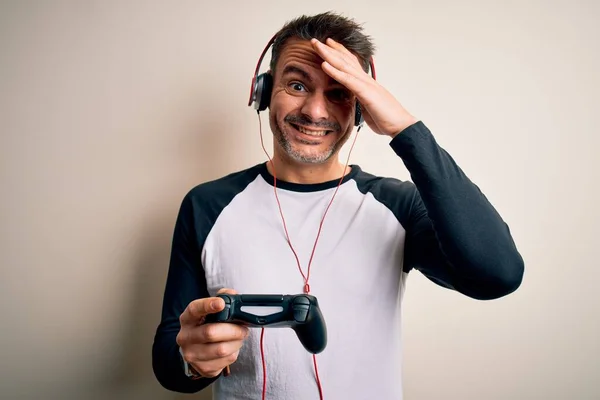 Joven Jugador Guapo Jugando Videojuego Con Joystick Auriculares Estresados Con —  Fotos de Stock